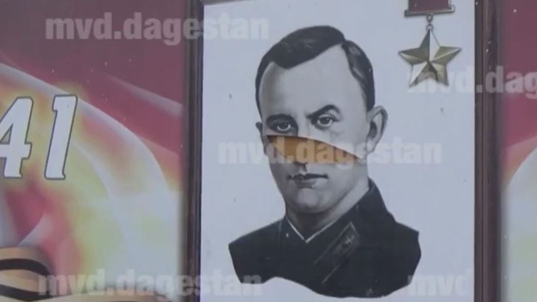 Испорченный вандалом плакат героя Великой Отечественная войны