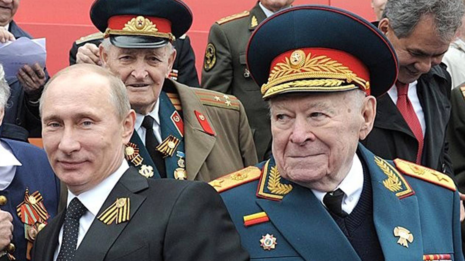 Генерал Бобков рядом с президентом Путиным на праздновании Победы. 2012