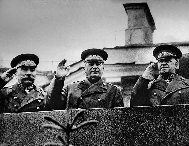 С. Буденный, И. Сталин и•Г. Жуков на параде Победы 1945•г.