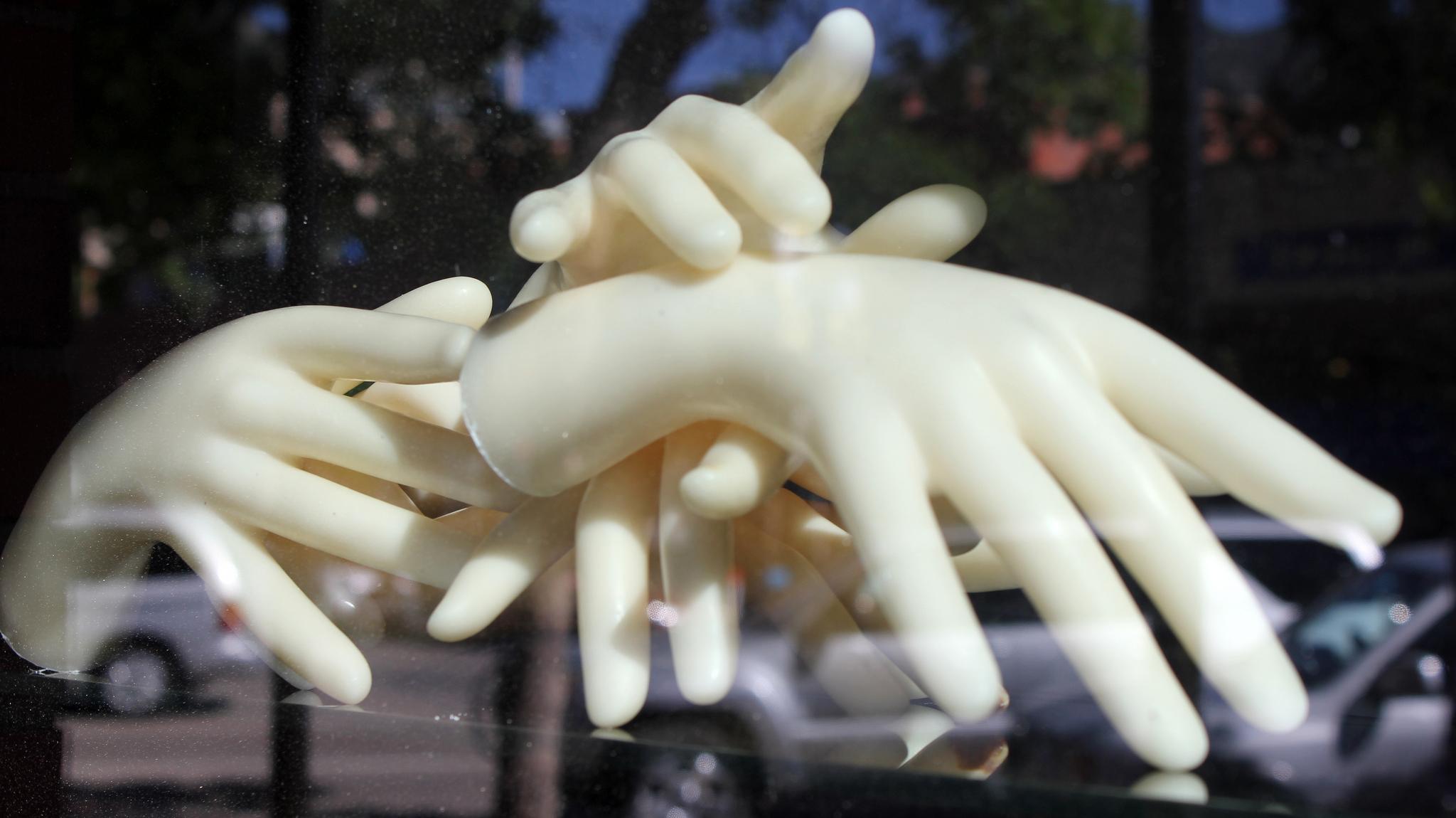 Загребущие руки (инсталляция) [(cc) Quinn Dombrowski]