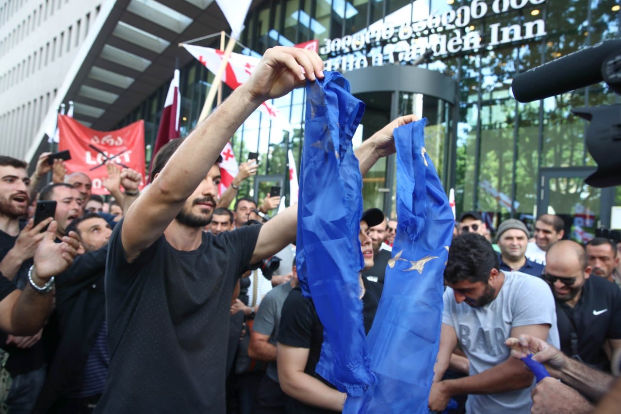 Активисты «Консервативного движения» рвут флаг Евросоюза у представиетльства ЕС в Тбилиси, 2 июля 2022 года