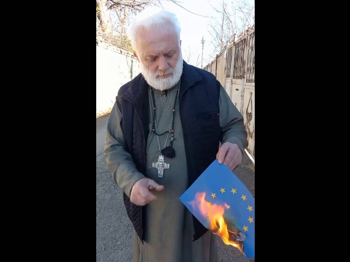 Грузинский священнослужитель сжигает флаг Евросоюза