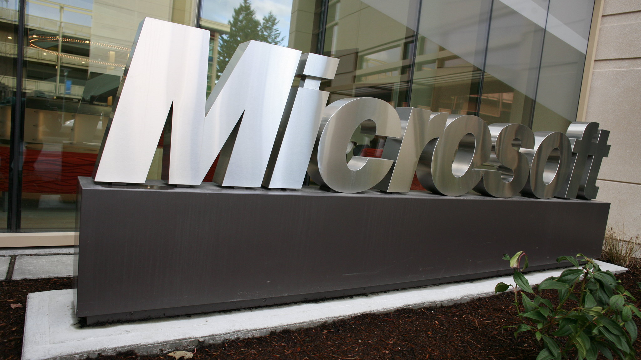 Знак Microsoft у здания