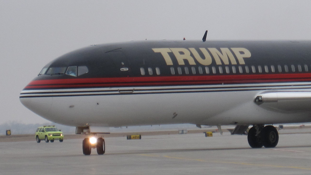 Самолет с надписью «TRUMP»