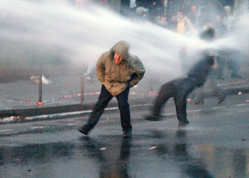 Разгон демонстрации водометами