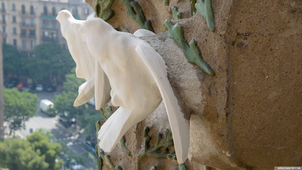 Белые голуби на фасаде Храма Саграда Фамилия, Барселона, Испания.