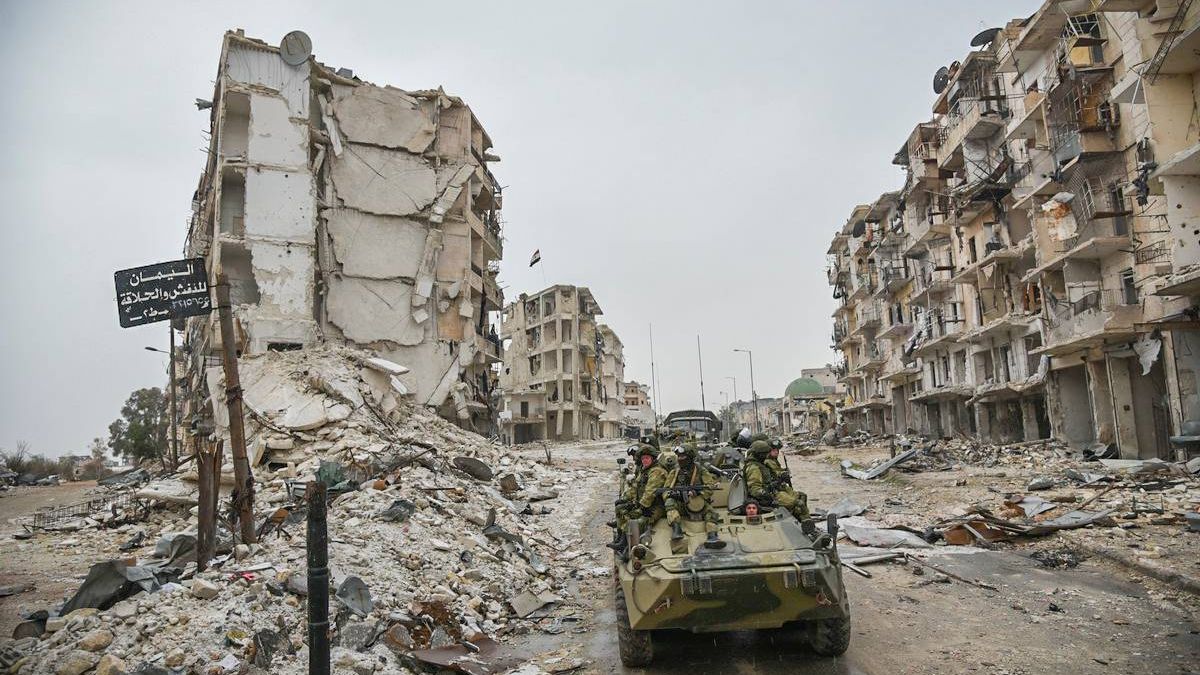 Российские сапёры на фоне руин в Сирии