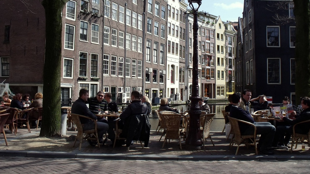 Уличное кафе в Амстердаме