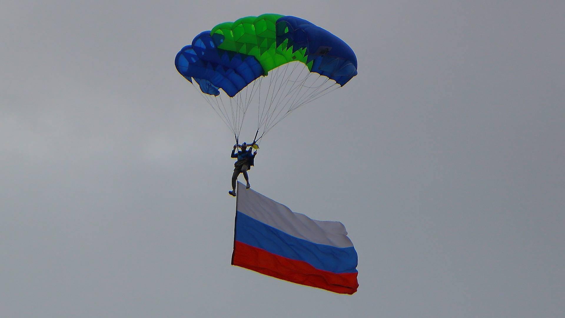Парашютист с флагом России. 27 августа 2022 года
