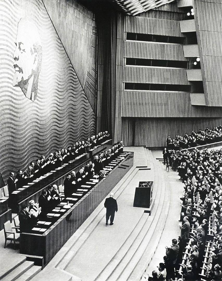 Хрущев идет выступать на XXII съезде КПСС