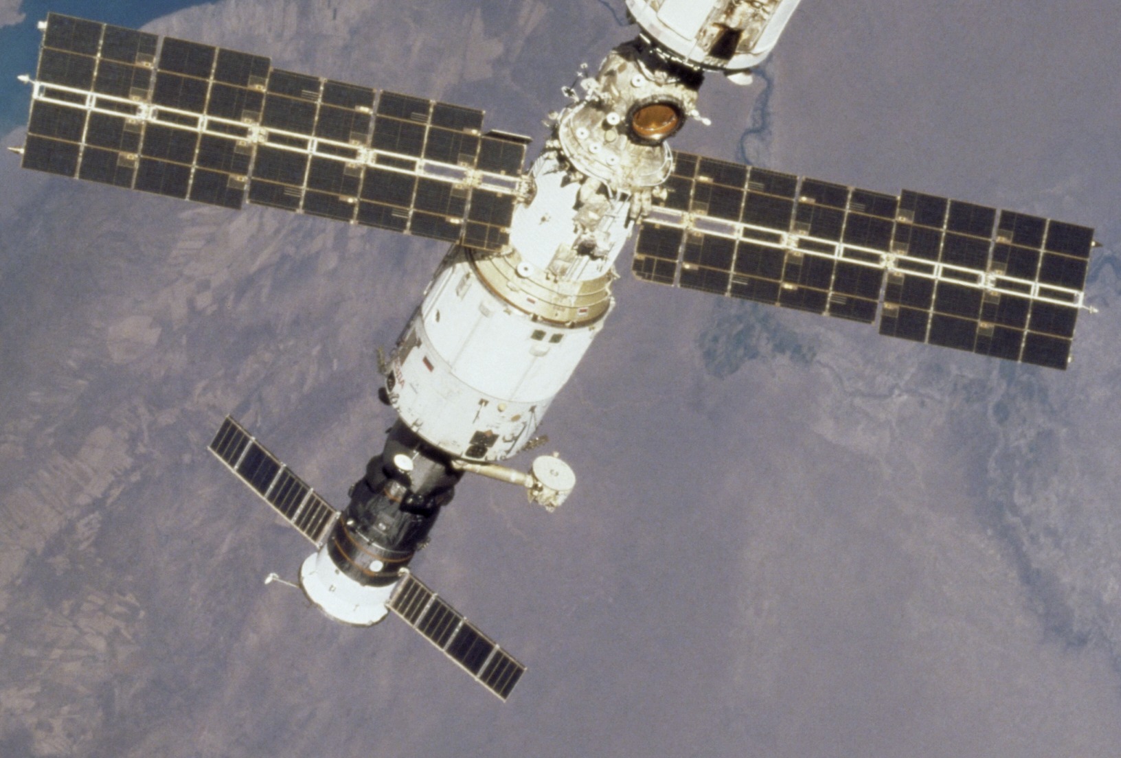Служебный модуль «Звезда» с пристыкованным кораблём «Прогресс» во время экспедиции STS-106 в сентябре 2000 года