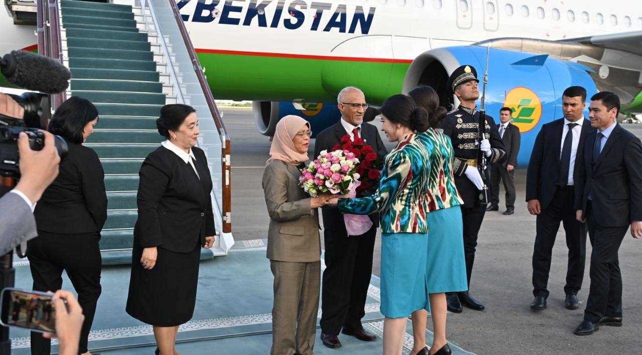 Президент Сингапура Халима Якуб прилетела в Ташкент