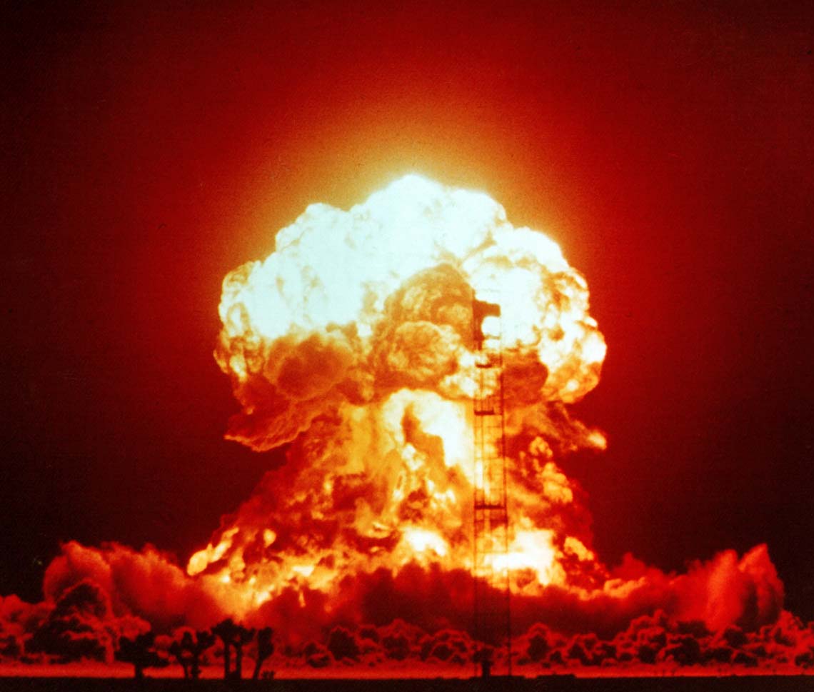 Взрыв однофазной ядерной бомбы мощностью 23 килотонн. Полигон в Неваде, 1953 год