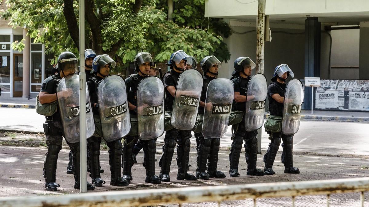 Полицейские со щитами