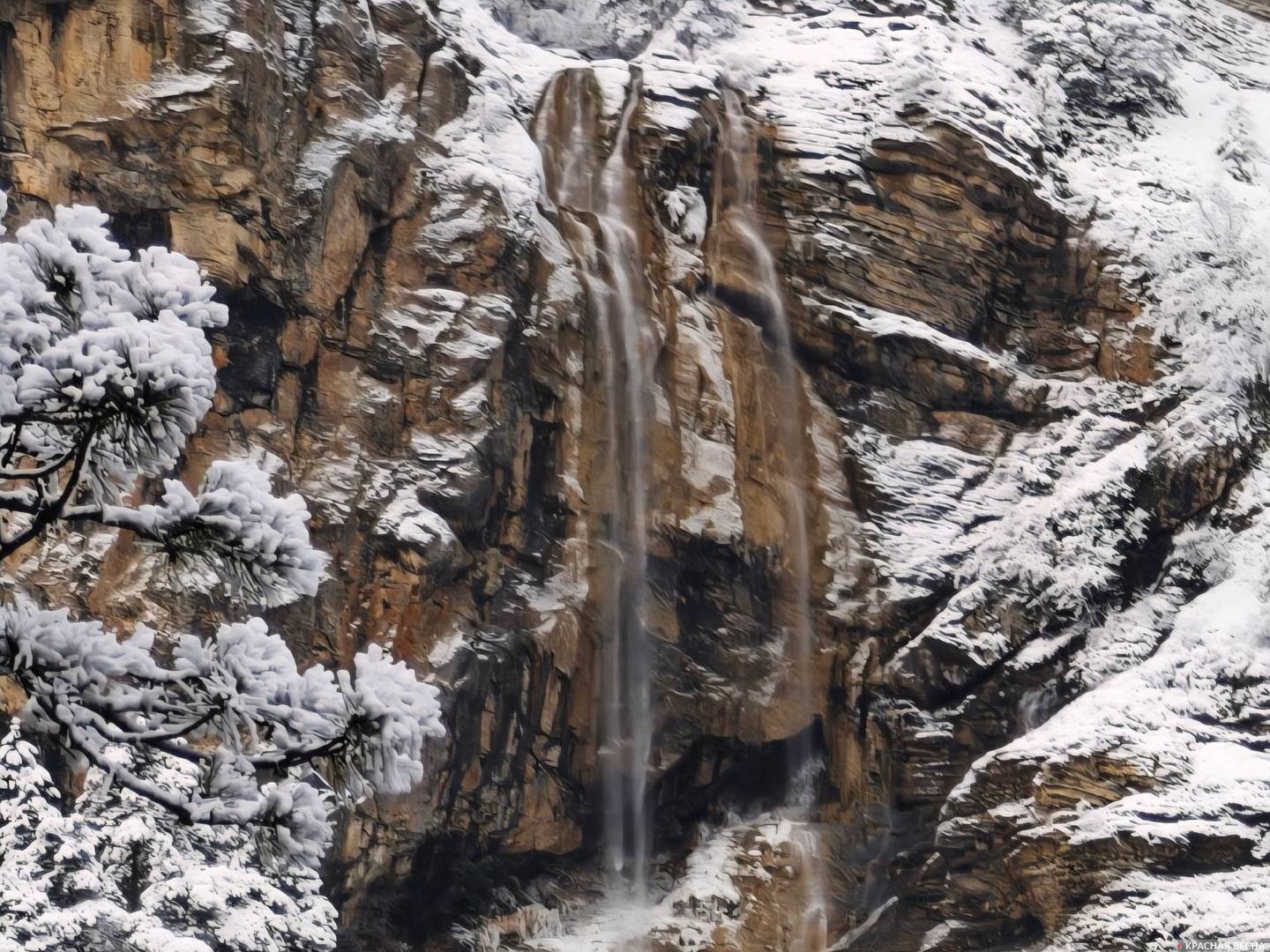 Замерзший водопад. Крым 