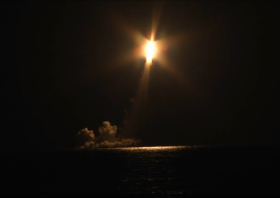 Запуск ракеты Булава морского базирования