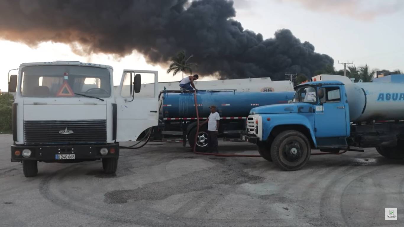 Работы около пожара в нефтехранилища в кубинской провинции Матансас