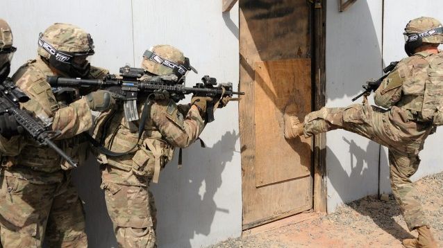 Вышибание двери на учениях армии США в Кувейте