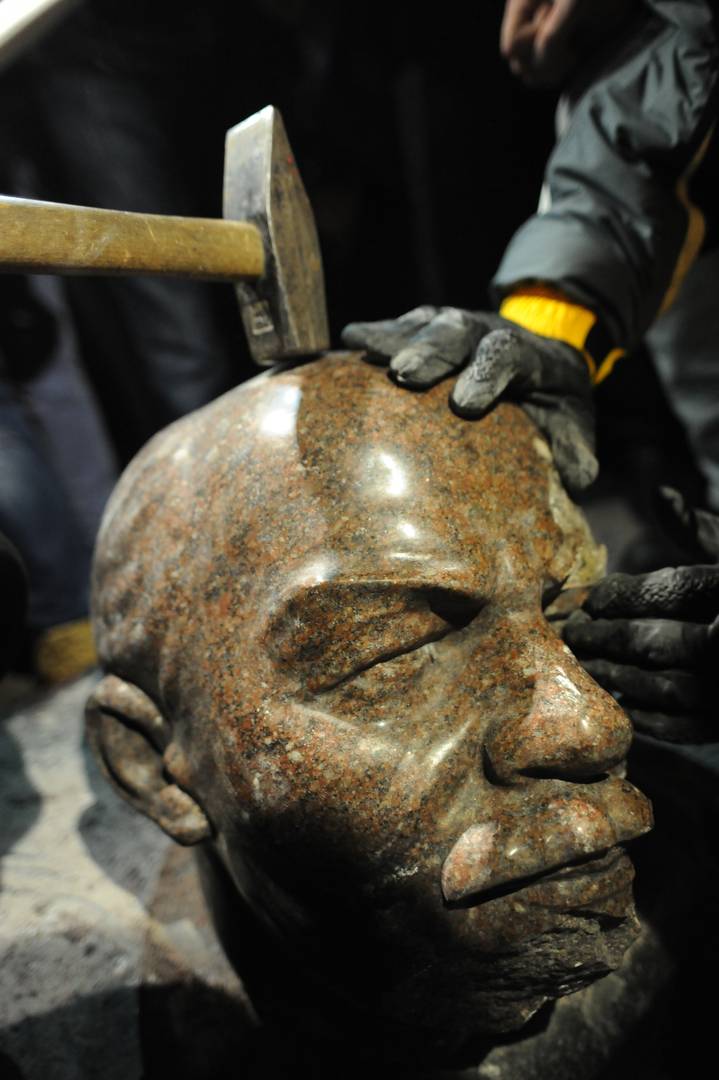 Голова снесенного памятника Ленину в Киеве. 8 сентября 2013 годв