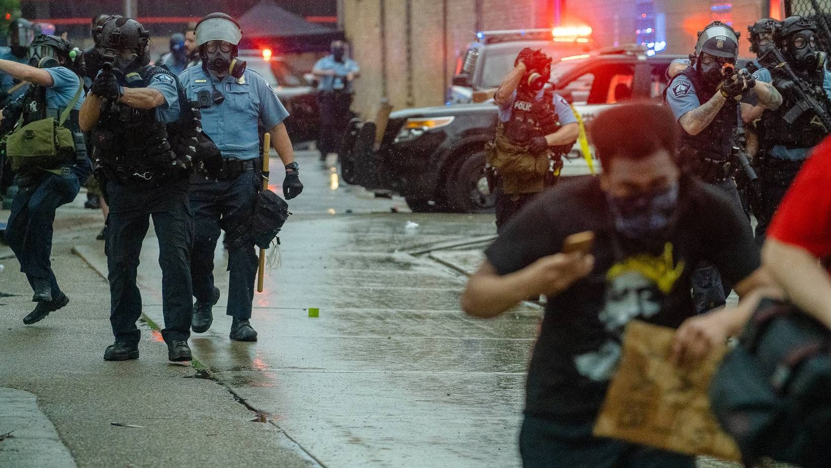 Стрельба резиновыми пулями по протестующим. США