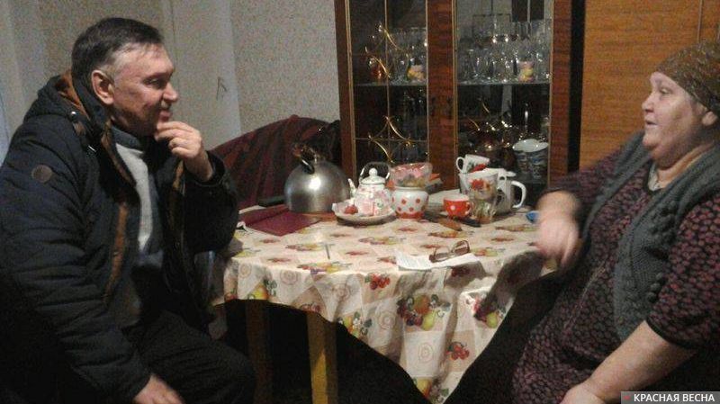 Руководитель Астраханского отделения РВС Е.Лазарев беседует с бабушкой Светланой Алексеевной