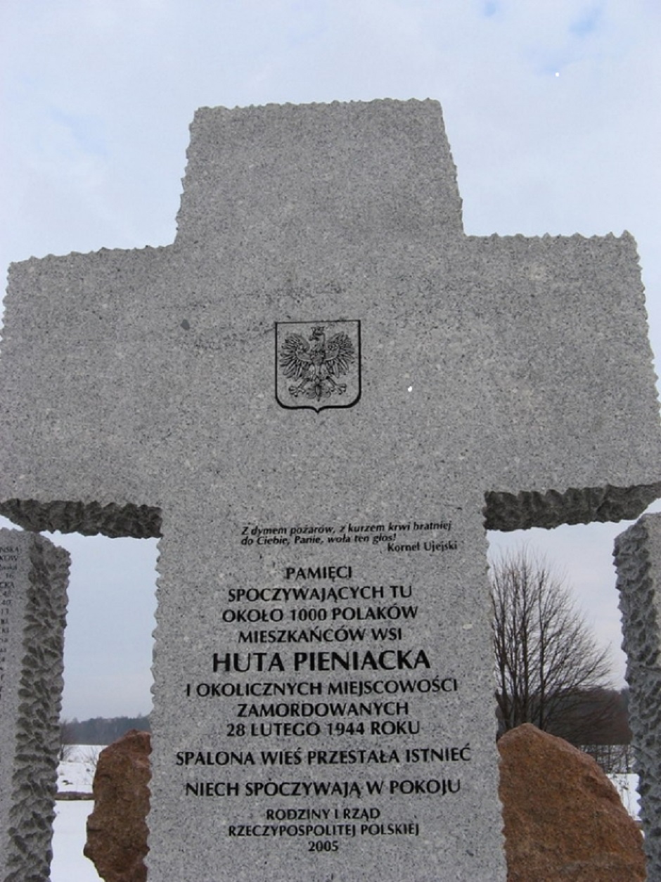 Мемориал погибшим в массовом убийстве в Гуте Пеняцкой. Украина. Мемориал уничтожен украинскими неонацистами в 1990-е