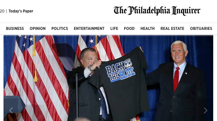 Президент Филадельфийской ложи Ордена Братства Полицейских Джон Макнесби передает футболку Back The Blue вице-президенту Майклу Пенсу. Филадельфия, 9 июля