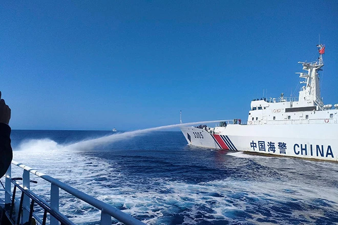 Береговая охрана КНР обстреляла из водометов судно бюро рыболовства и водных ресурсов Филиппин в Южно-Китайском море 9 декабря