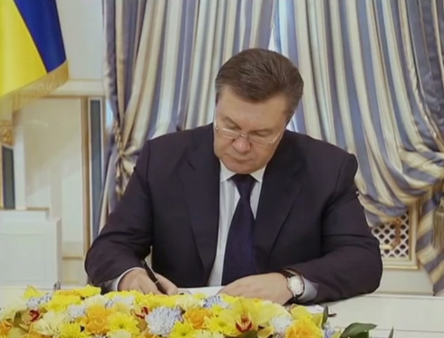 Президент Украины Виктор Янукович подписывает Соглашение  об урегулировании кризиса. 21 февраля 2014 года