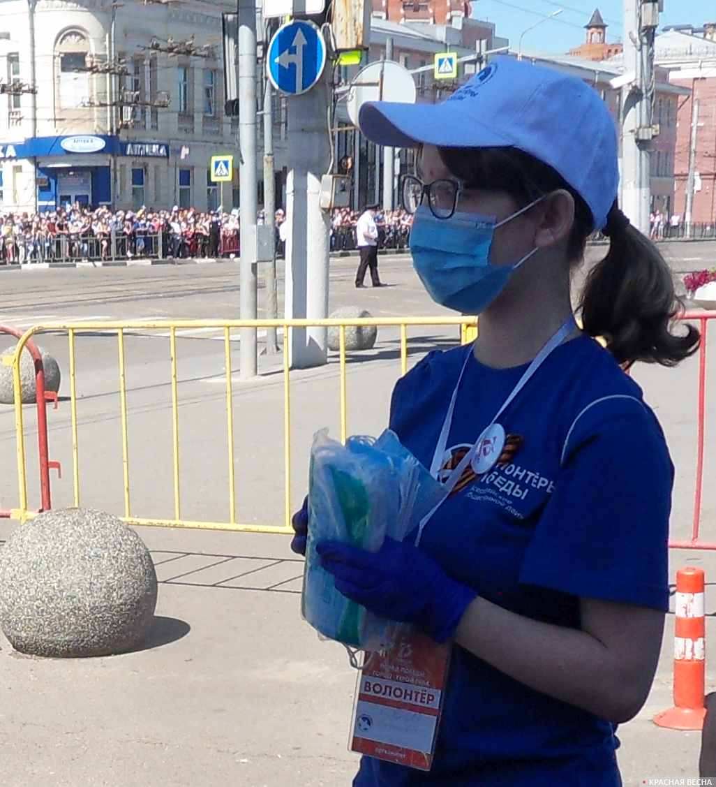 Волонтеры раздавали маски и замеряли температуру