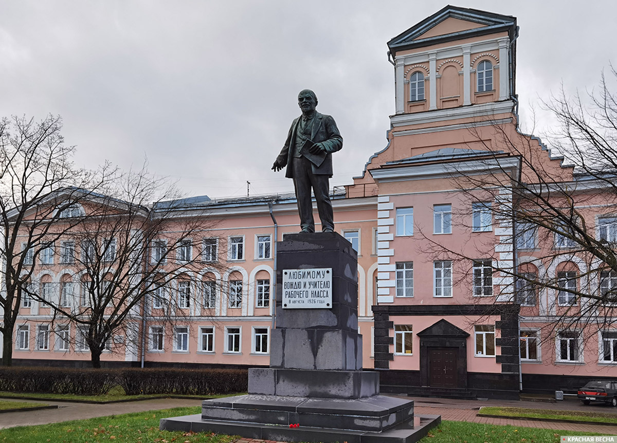 Памятник Ленину перед зданием «Невского завода». 07.11.2021
