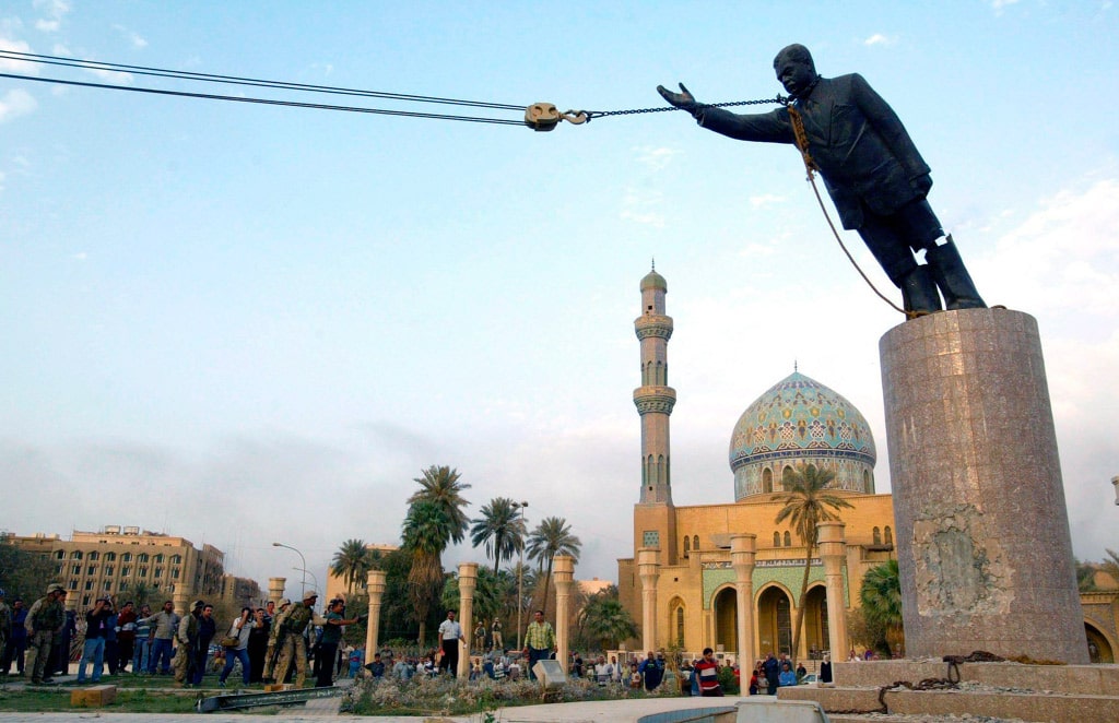 Снос памятника Саддаму Хусейну в Багдаде 9 апреля 2003 г.