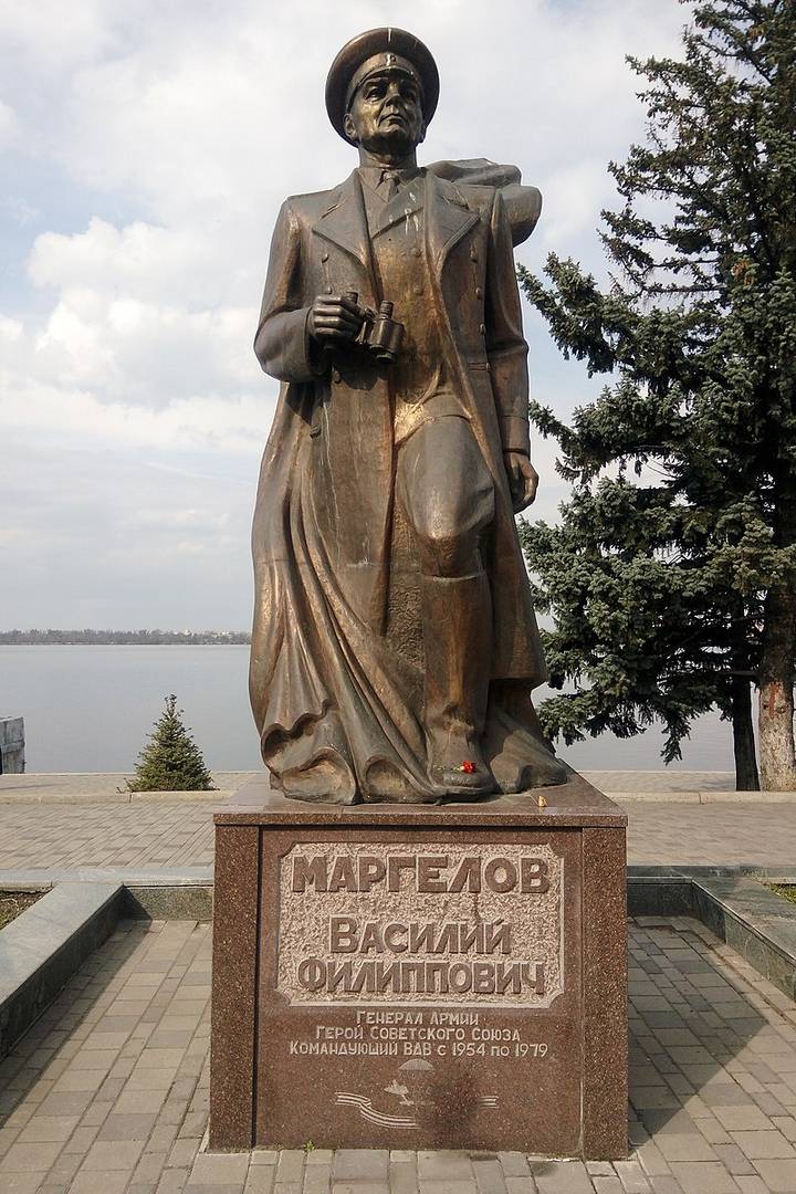 Памятник Маргелову В. Ф. на Сичеславской набережной (Днепропетровск)