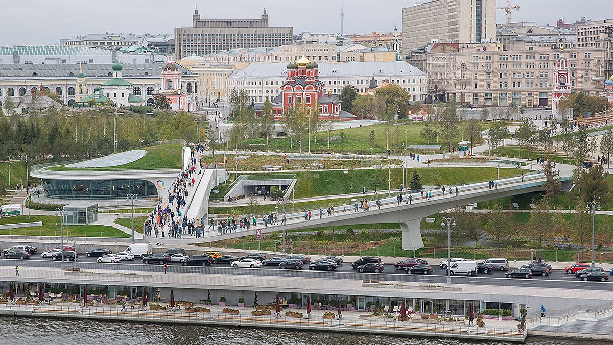 Причал зарядье москва москворецкая набережная отзывы. Москворецкая набережная Зарядье. Парк Зарядье набережная. Парк Зарядье мост. Москва парящий мост Зарядье.