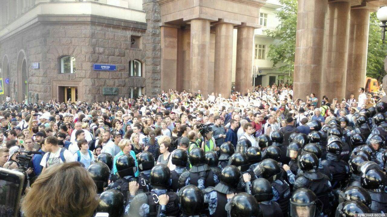 Толпа в Брюсовом переулке 27 июля 2019