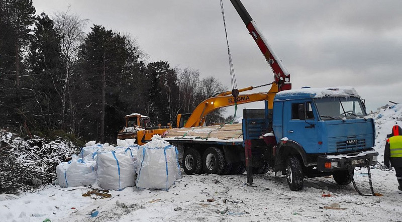 Упаковка отходов со свалки на Соловках для вывоза их на Большую землю