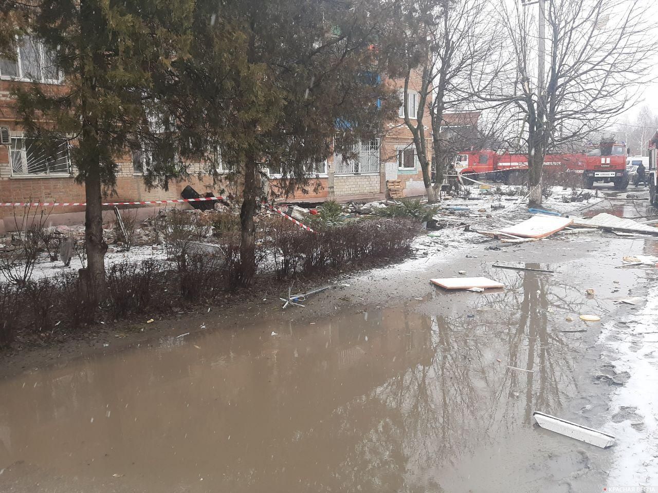 Предметы и обломки, выброшенные взрывом бытового газа. г.Азов.