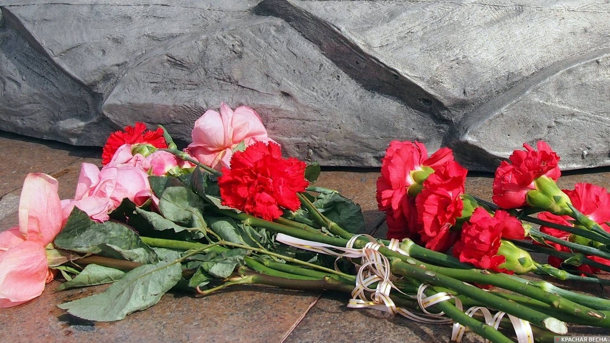 Цветы у Вечного огня