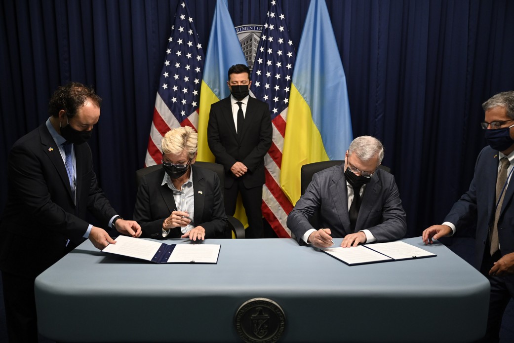 Подписание энергетических документов в США. На заднем плане президент Украины Владимир Зеленский