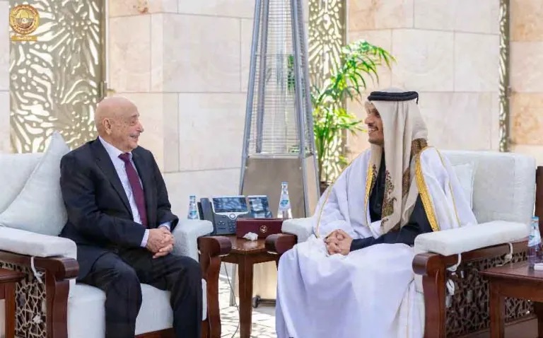 Переговоры премьер-министра Катара шейха Мохаммеда бен Абдельрахмана бен Джассима Аль Тани (справа) и спикера Палаты представителей Ливии Агилы Салеха (слева)