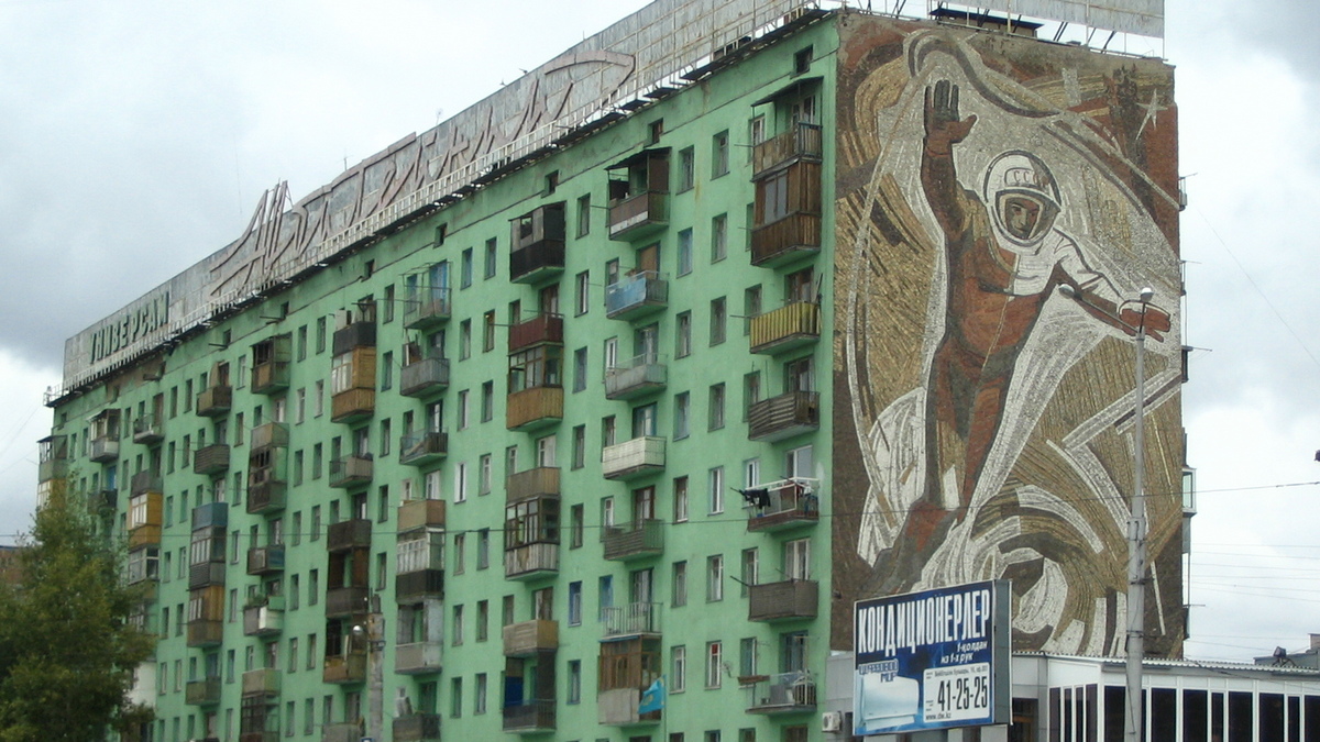 Мозаичное панно на фасаде жилого дома по адресу Проспект Нуркена Абдирова, 38 в Караганде 