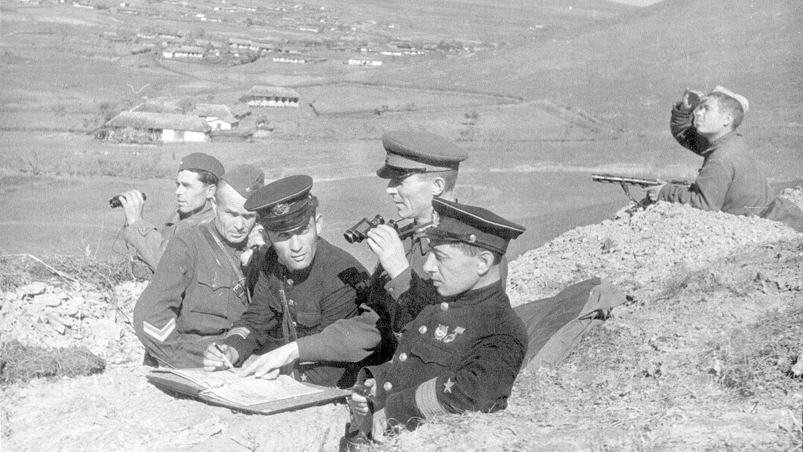 Командиры Красной армии и флота ведут наблюдение под Сталинградом. 1942
