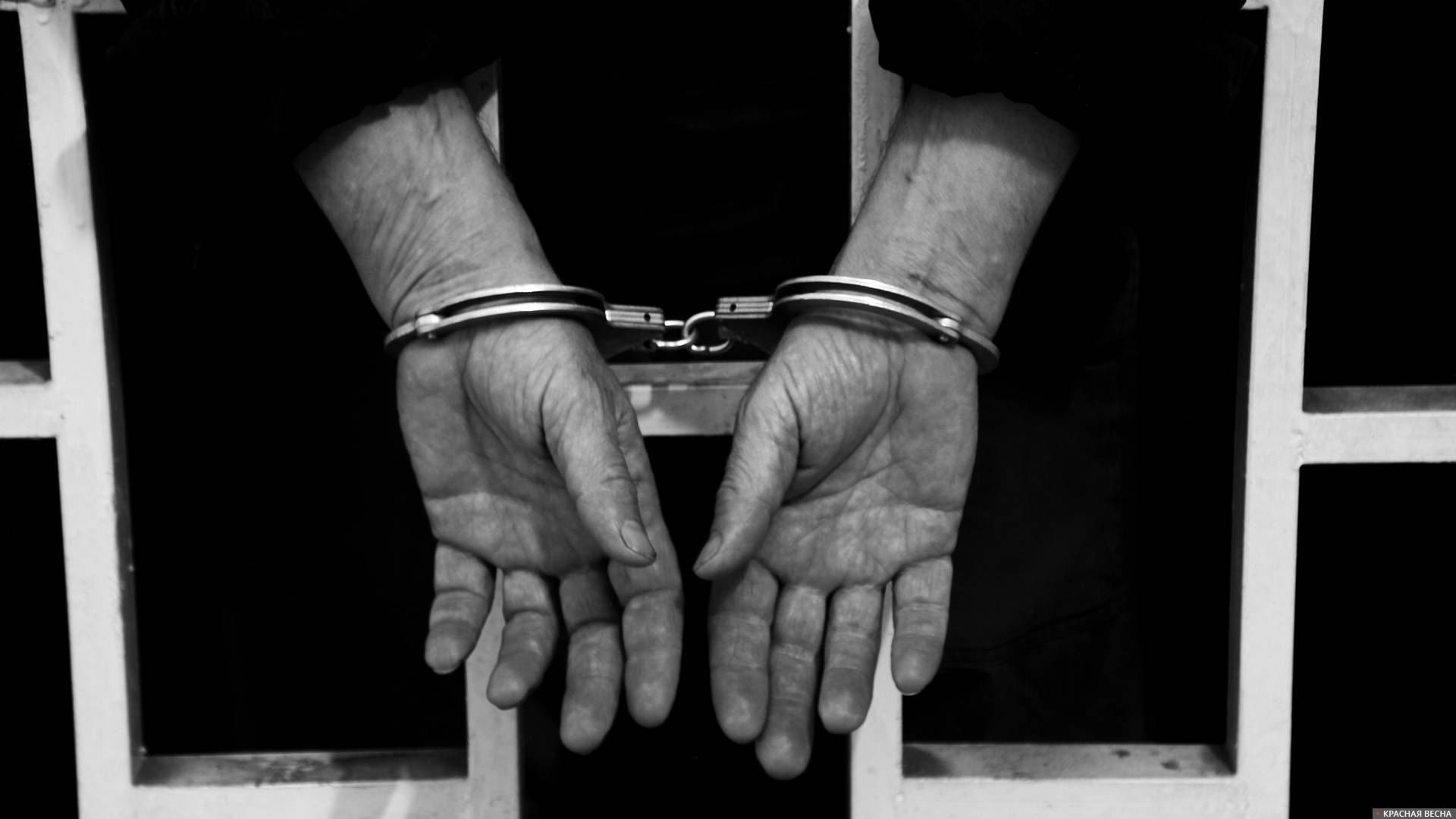 Наручники (архивная фотография)