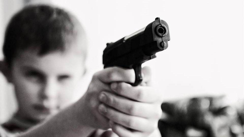 Ребёнок с пистолетом