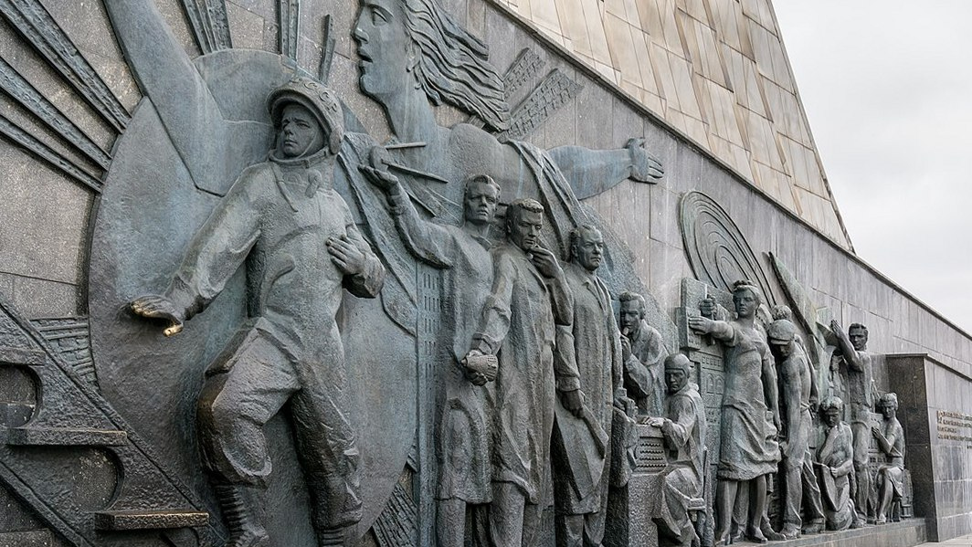 Монумент «Покорителям Космоса» с памятником К. Э. Циолковскому