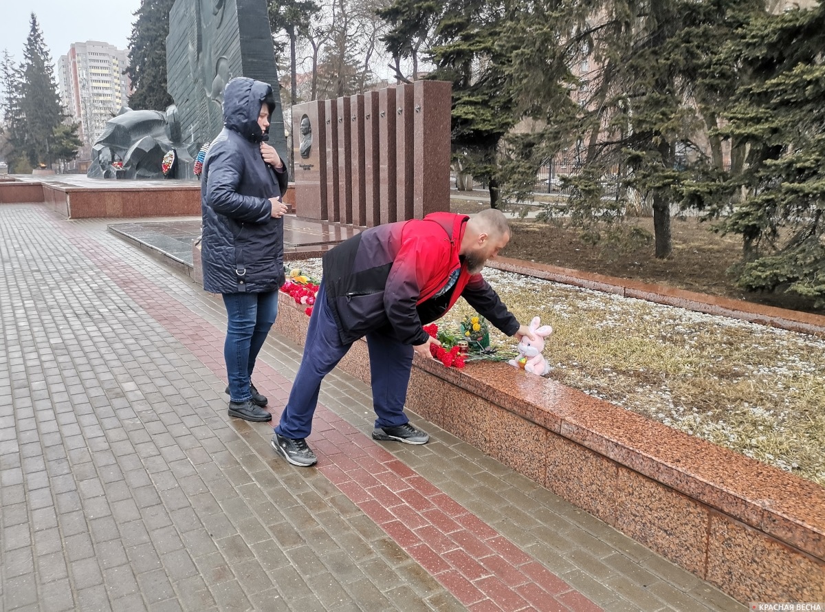 Воронежцы возлагают игрушки и цветы к спонтанному мемориалу в честь погибших в «Крокус Сити», Воронеж, 24 марта 2024 года