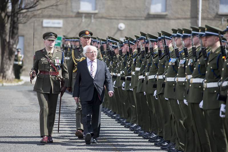 Президент Ирландии Майкл Д.Хиггинс в казармах Катал Бругха. Дублин, Ирландия 