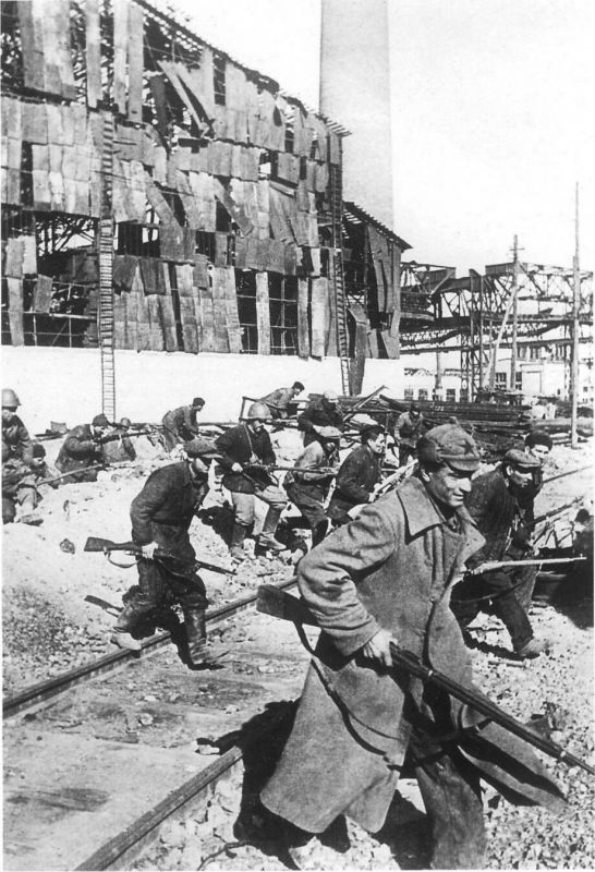Ополченцы Сталинградского тракторного завода идут к месту боев в городе. Сентябрь 1942