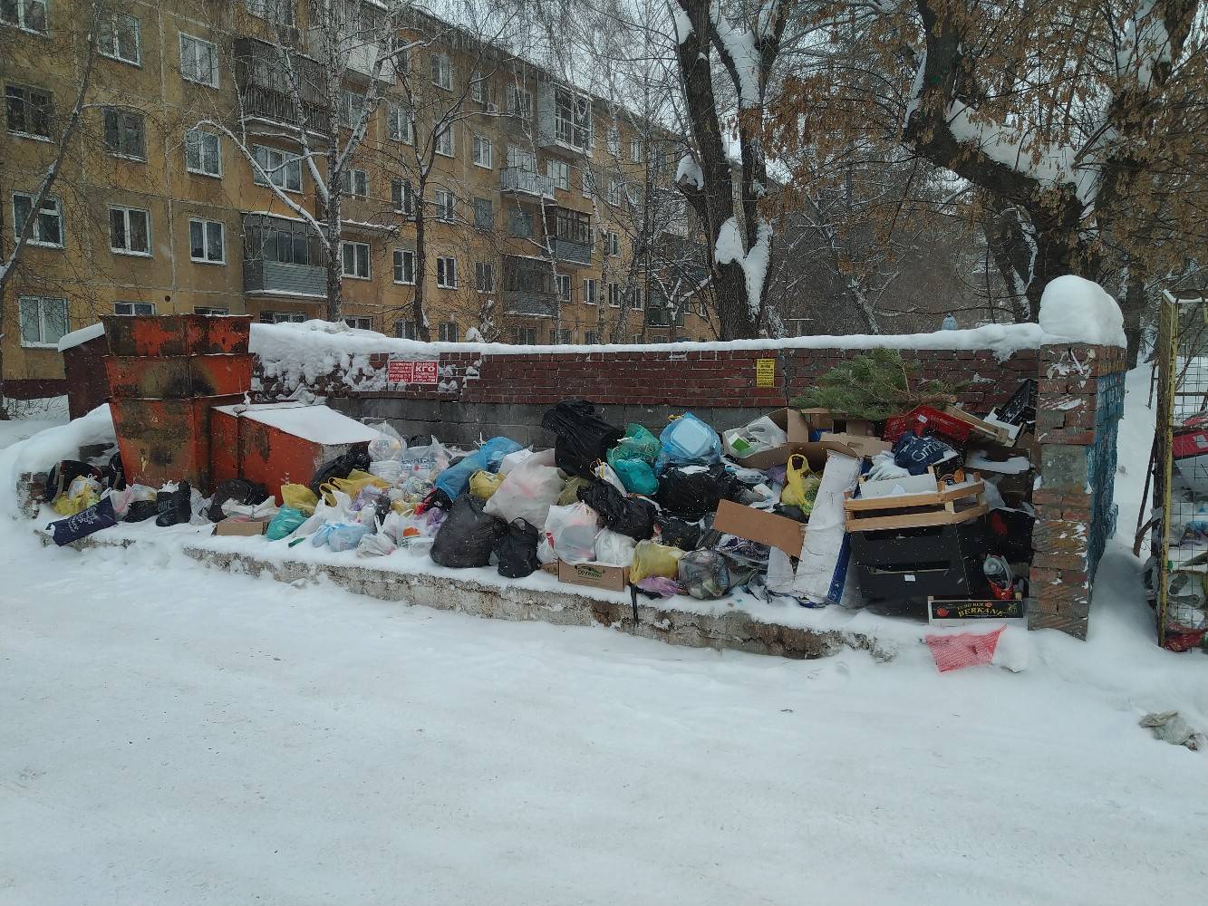 Невывезенный мусор на улице Ватутина