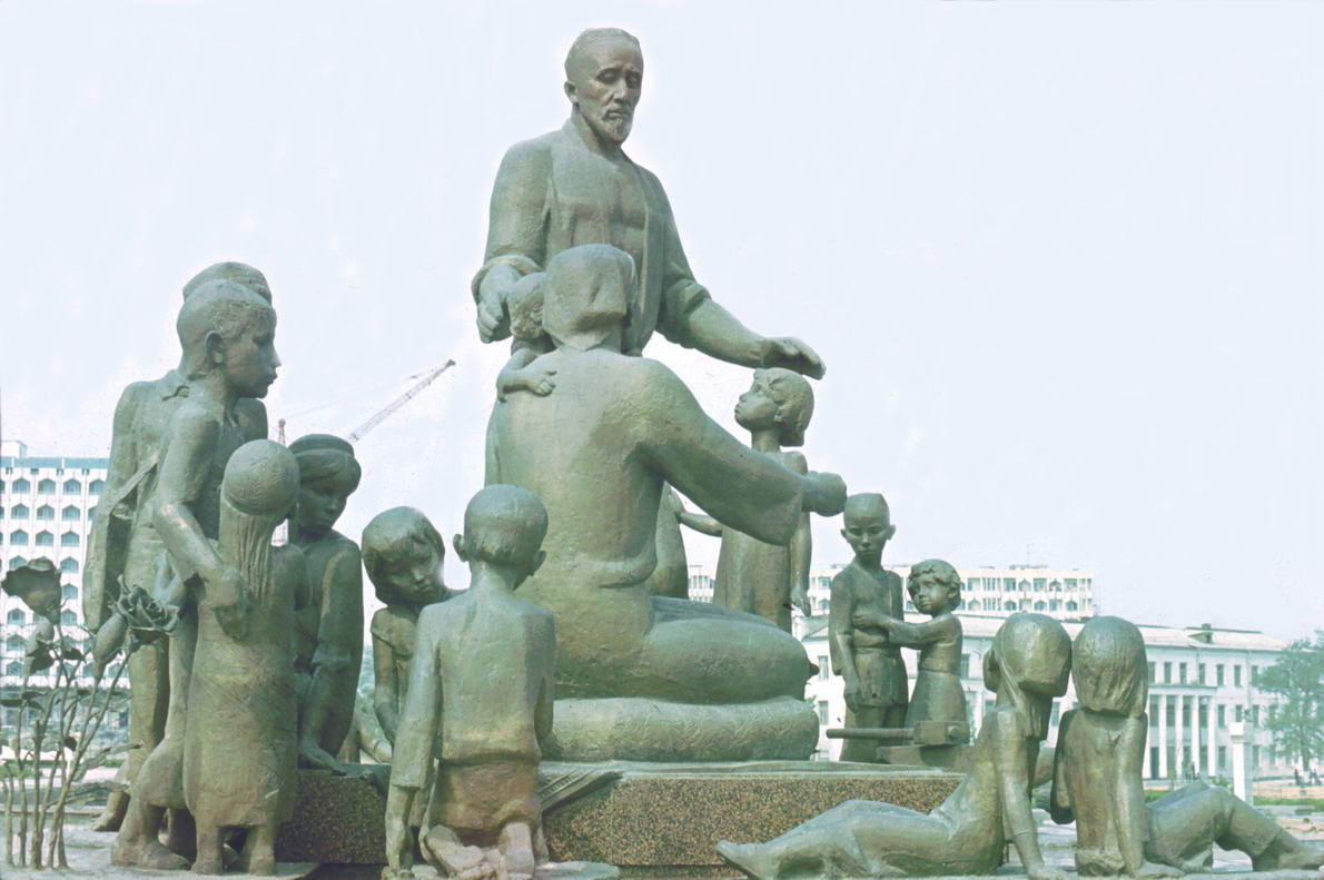 Монумент Дружбы народов, или памятник кузнецу Шоахмеду Шамахмудову и его жене Бахри Акрамовой, приютившим в годы Великой Отечественной войны 15 детей разных национальностей